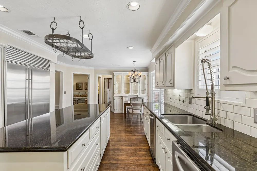 9639 Vista Oaks Drive Dallas, TX 75243