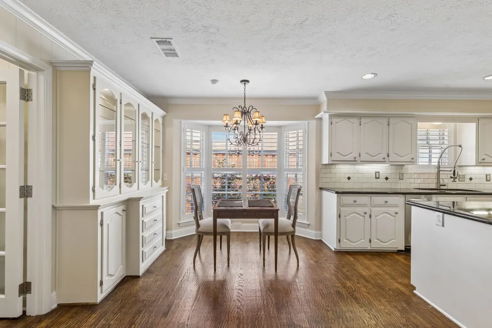 9639 Vista Oaks Drive Dallas, TX 75243