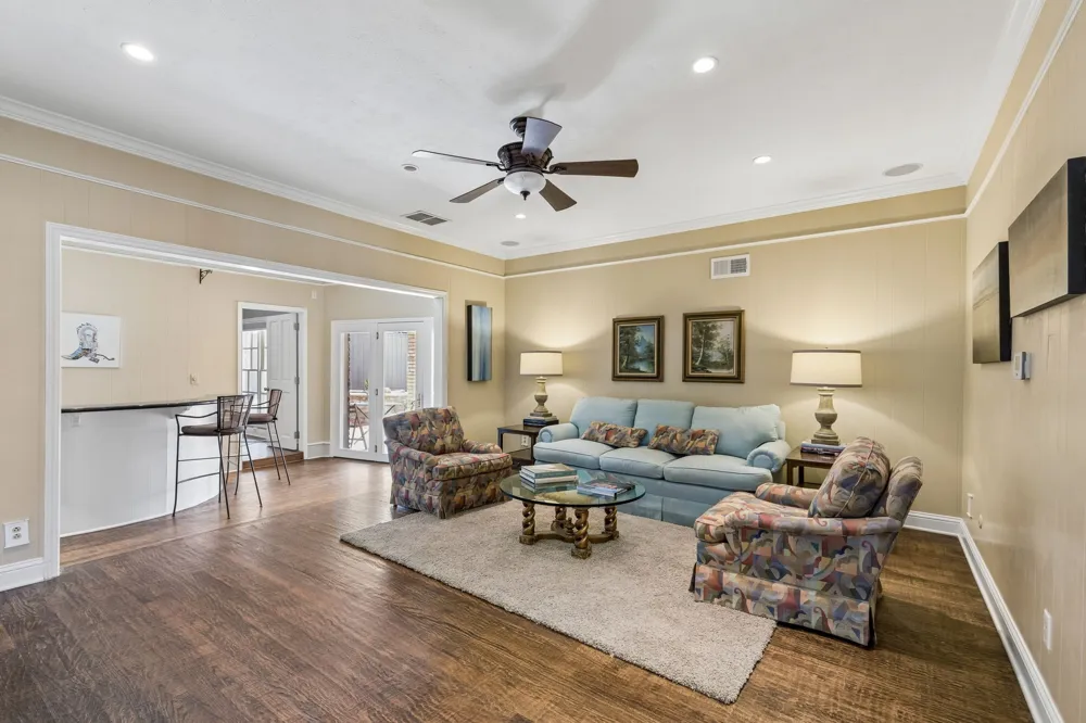 9639 Vista Oaks Drive Dallas, TX 75243