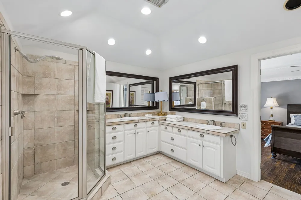 9639 Vista Oaks Drive Dallas, TX 75243