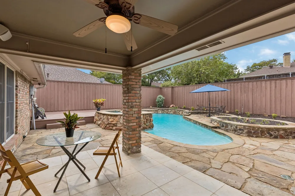 9639 Vista Oaks Drive Dallas, TX 75243