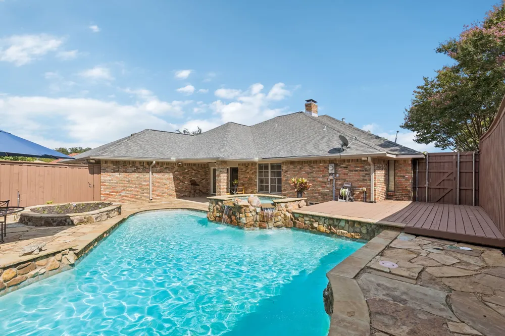 9639 Vista Oaks Drive Dallas, TX 75243