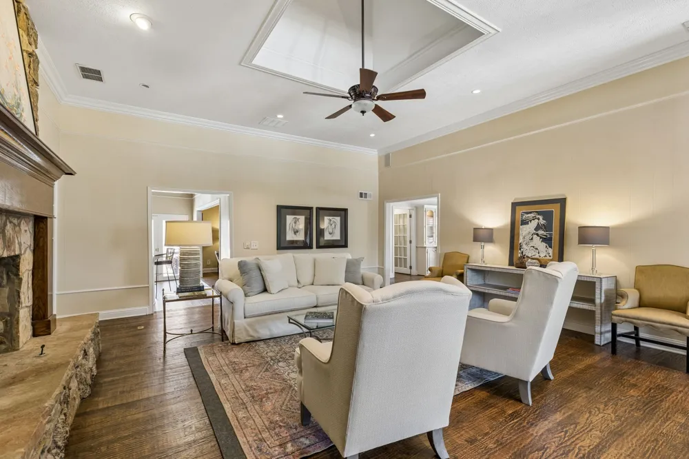 9639 Vista Oaks Drive Dallas, TX 75243