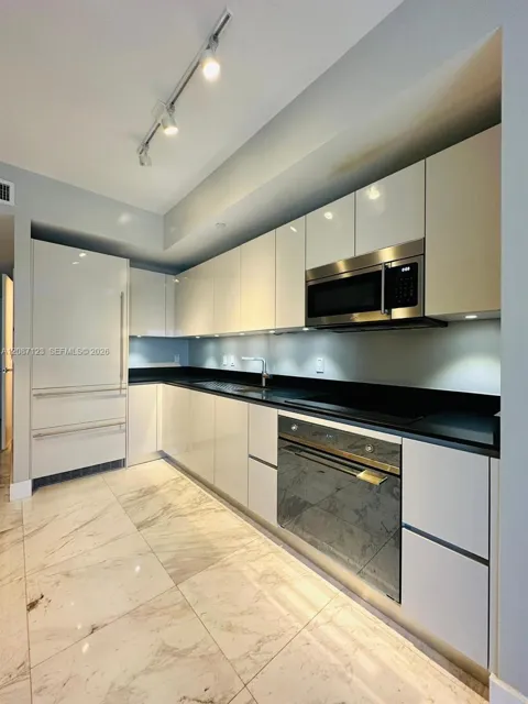 1010 Brickell Ave #4208