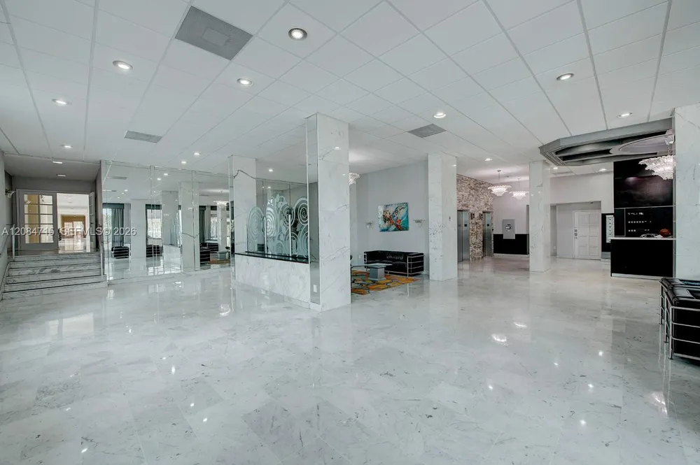5001 Collins Ave #15G Miami Beach, FL 33140