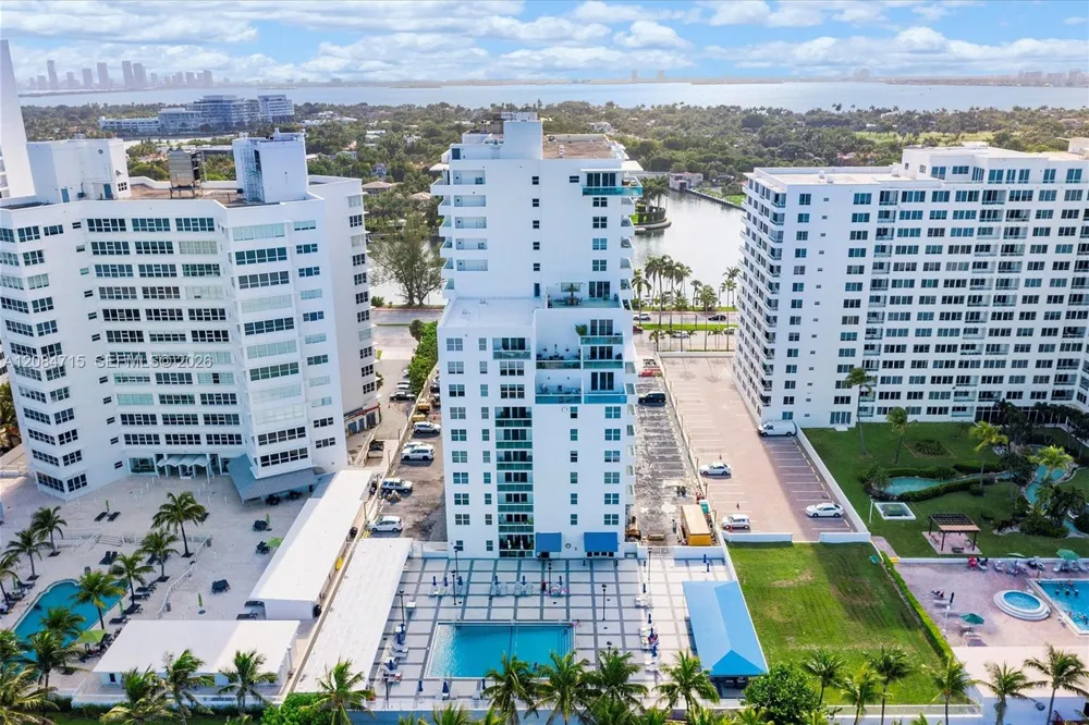 5001 Collins Ave #15G Miami Beach, FL 33140