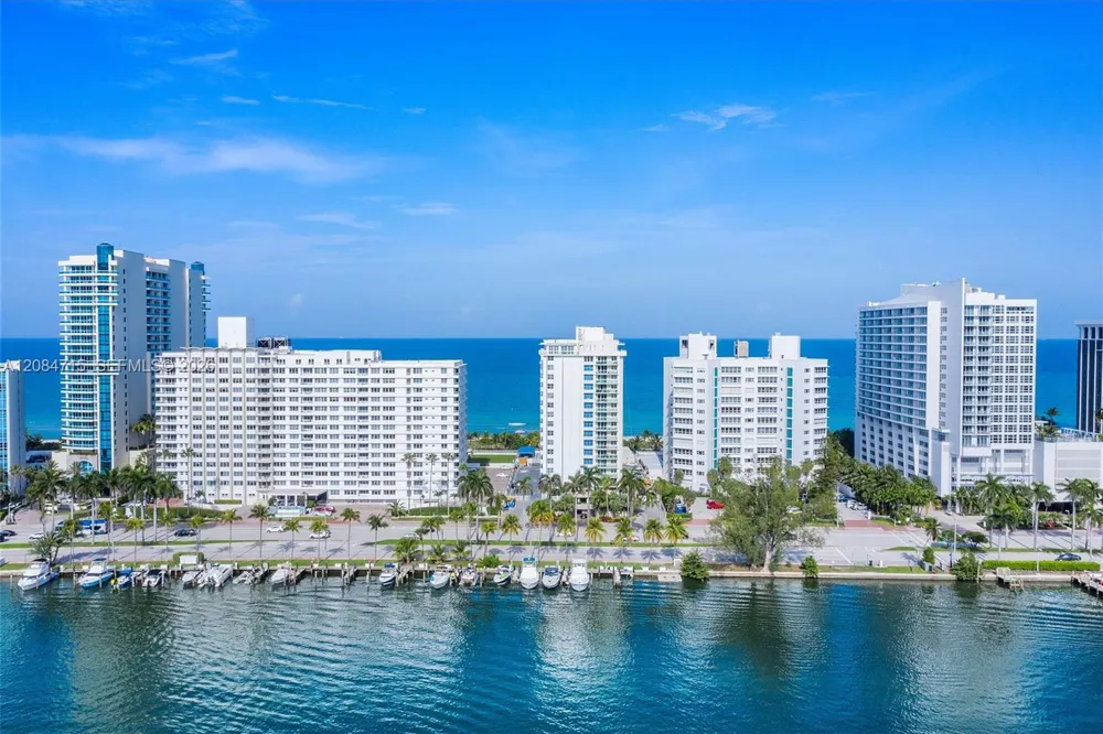 5001 Collins Ave #15G Miami Beach, FL 33140