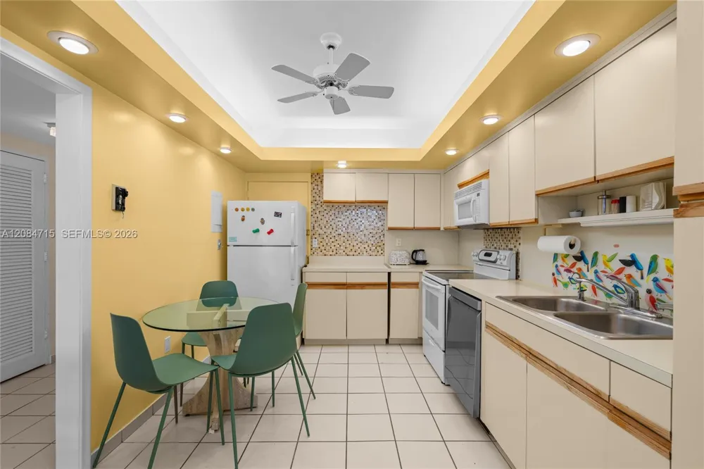 5001 Collins Ave #15G Miami Beach, FL 33140