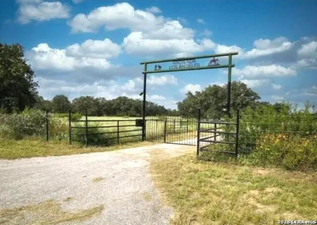 688 Private Road 7822 Natalia, TX 78059