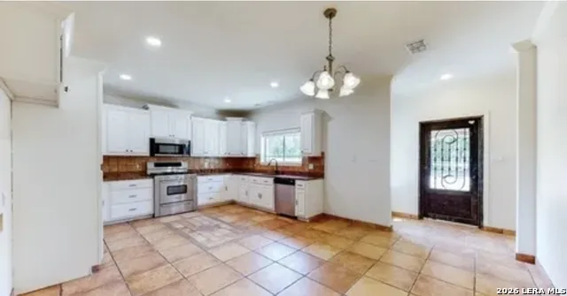 688 Private Road 7822 Natalia, TX 78059