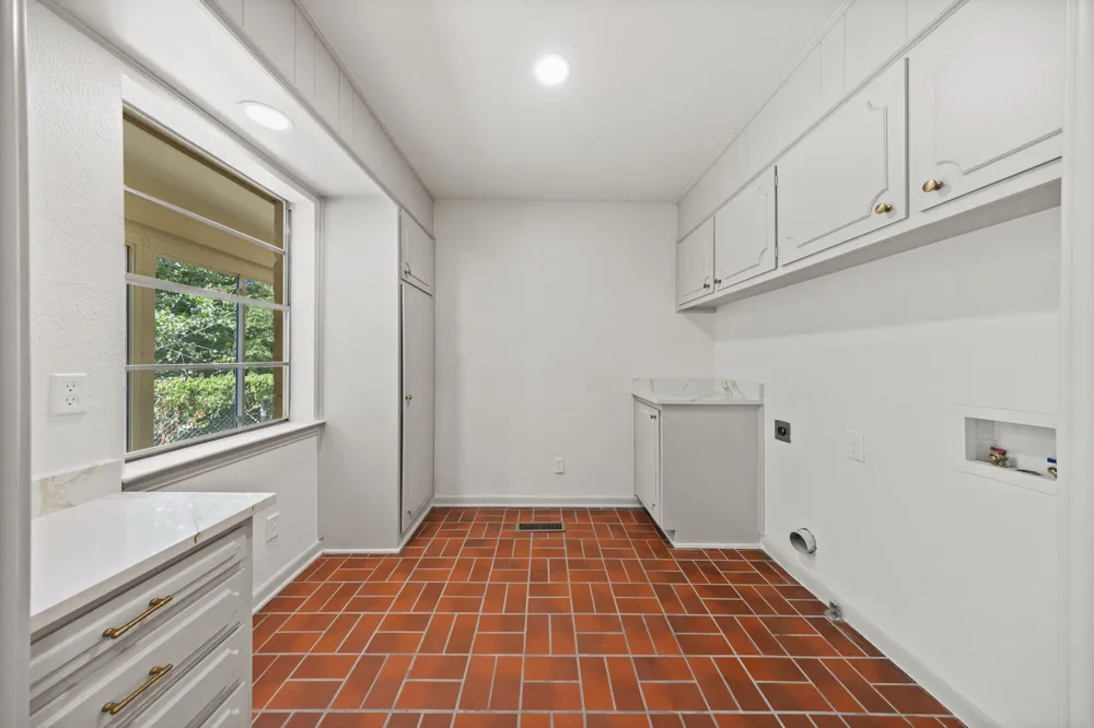 3431 Kiesthill Drive Dallas, TX 75233