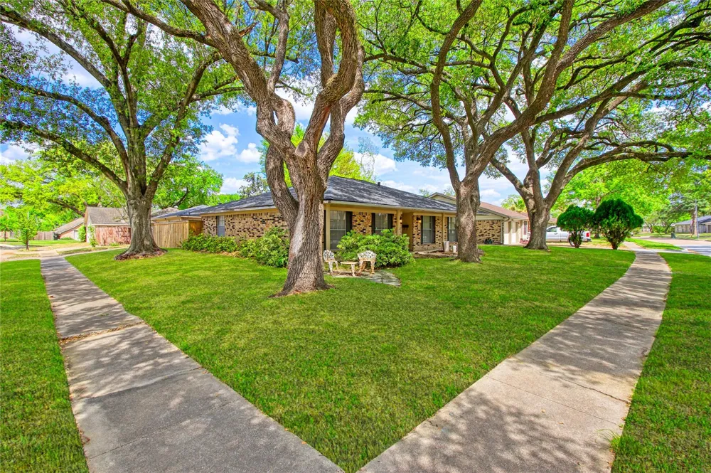 5826 Autumn Forest Drive Houston, TX 77092