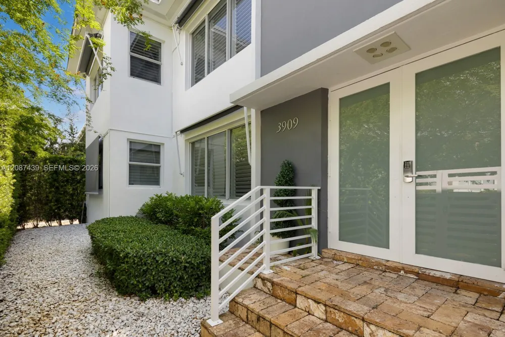 3909 Garden Ave Miami Beach, FL 33140