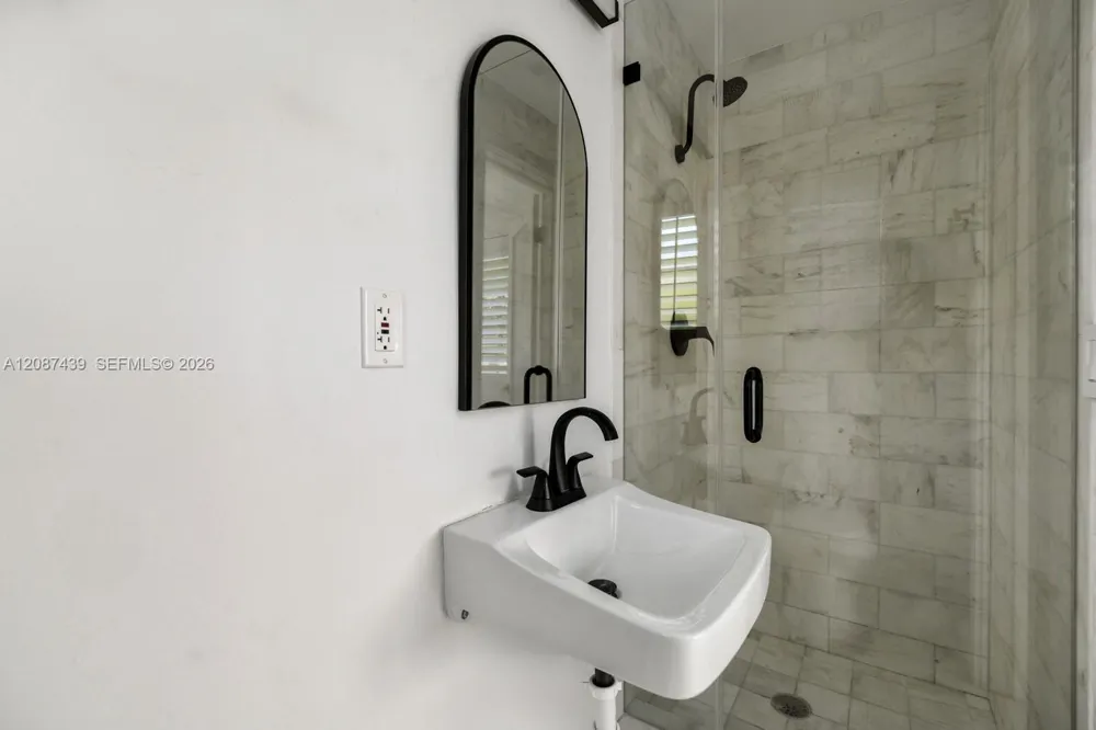3909 Garden Ave Miami Beach, FL 33140