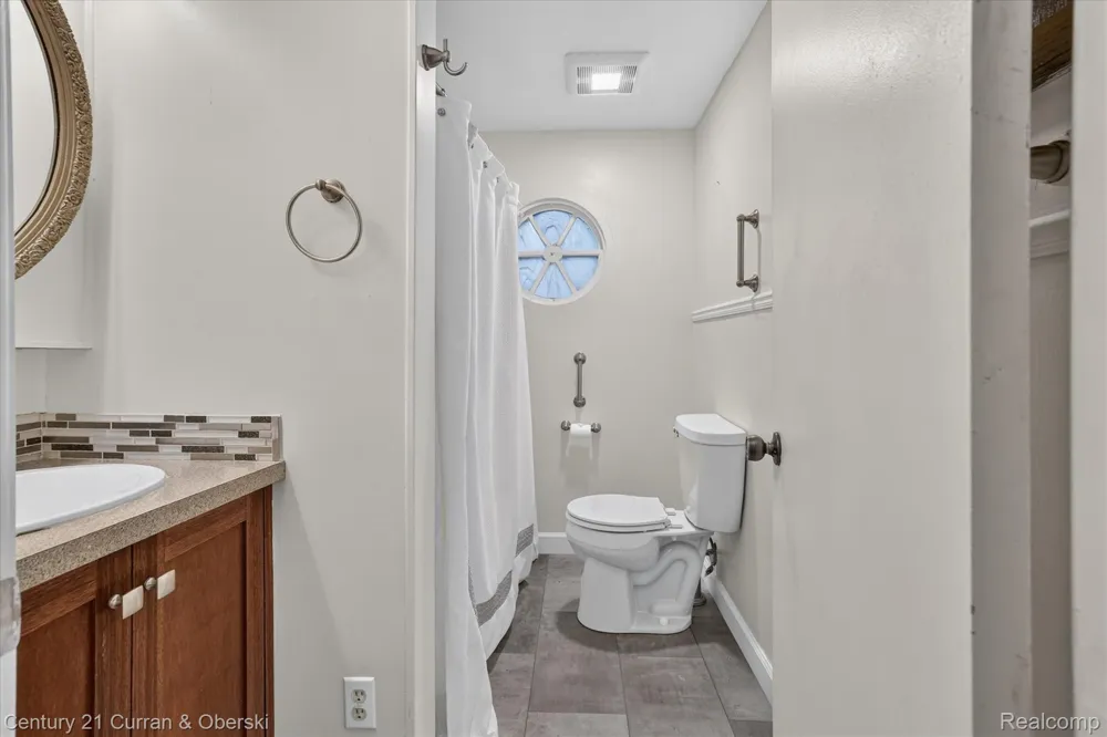 4469 S Saginaw Road Midland City, MI 48640