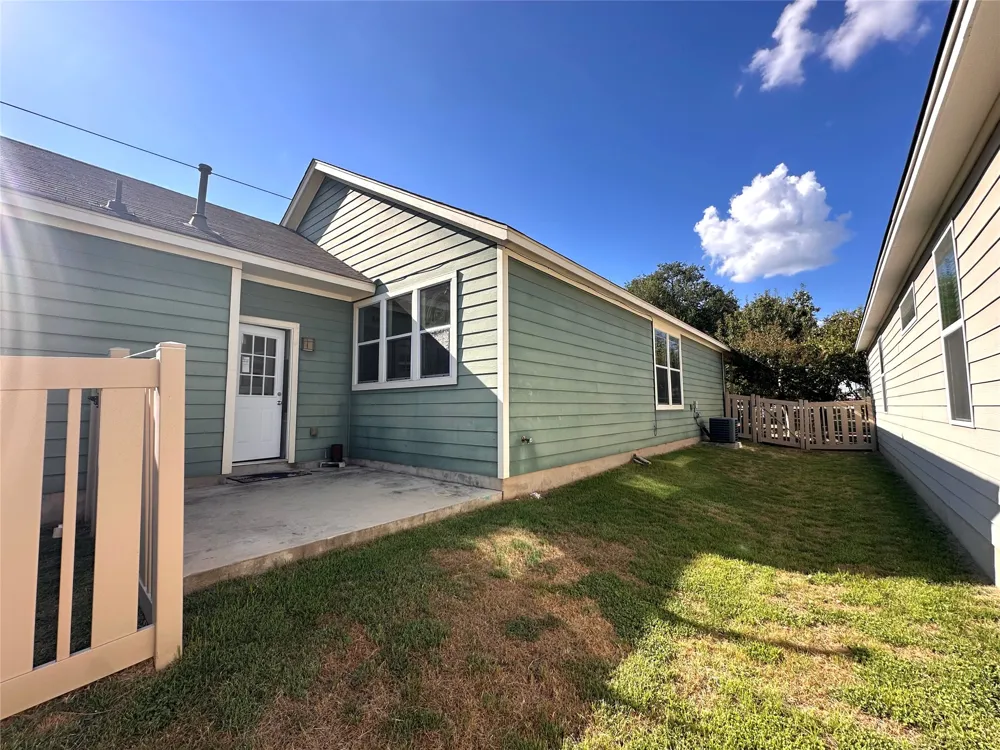 1020 Nevarez Kyle, TX 78640