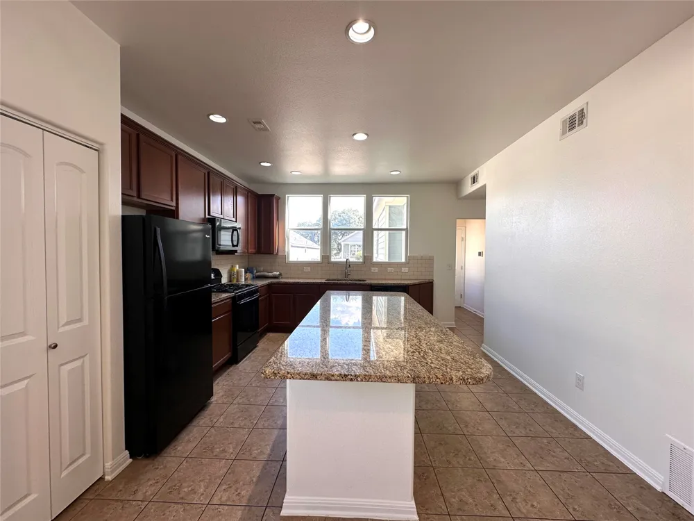 1020 Nevarez Kyle, TX 78640