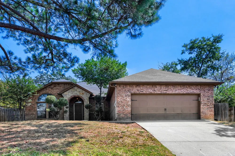 1104 Irwin Drive Hurst, TX 76053