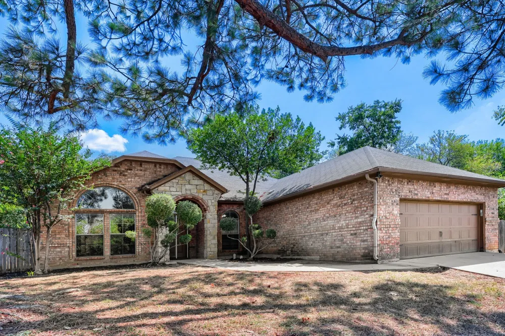 1104 Irwin Drive Hurst, TX 76053