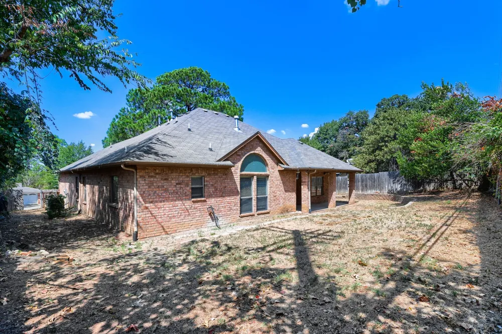 1104 Irwin Drive Hurst, TX 76053
