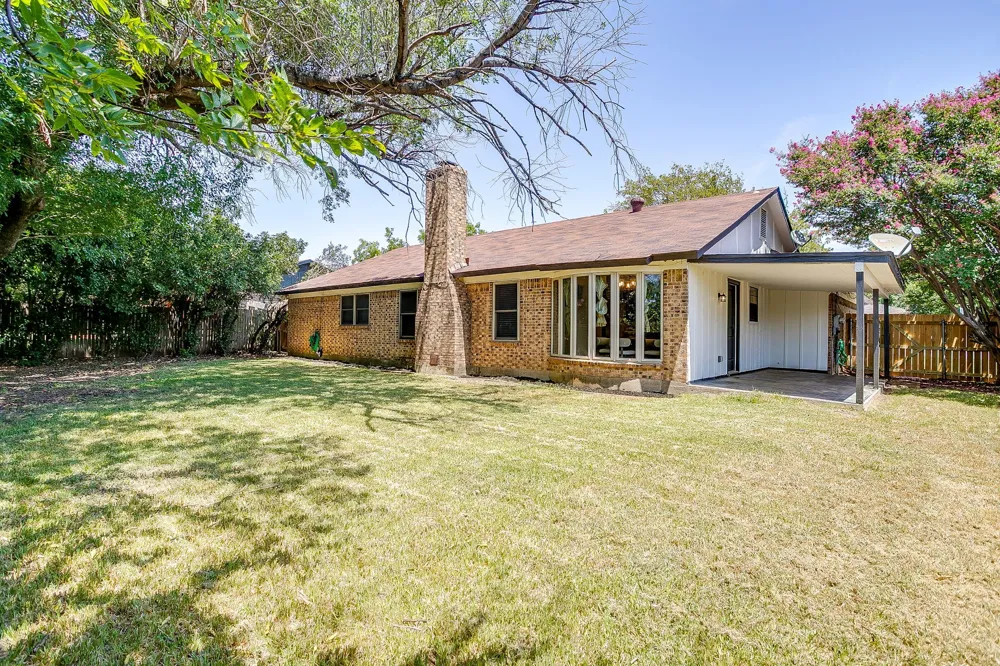 105 Lakeway Drive Benbrook, TX 76126