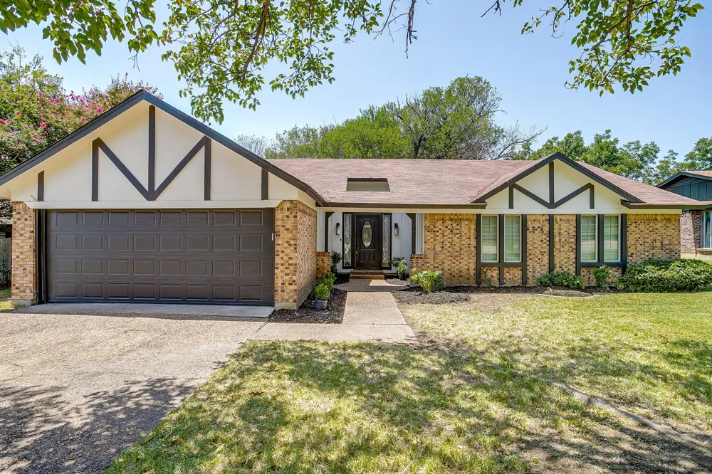 105 Lakeway Drive Benbrook, TX 76126
