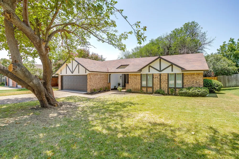 105 Lakeway Drive Benbrook, TX 76126