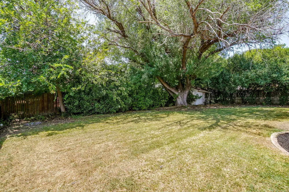 105 Lakeway Drive Benbrook, TX 76126