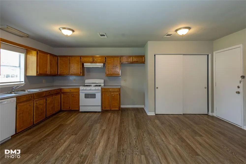 3140 Boyd Avenue Groves, TX 77619