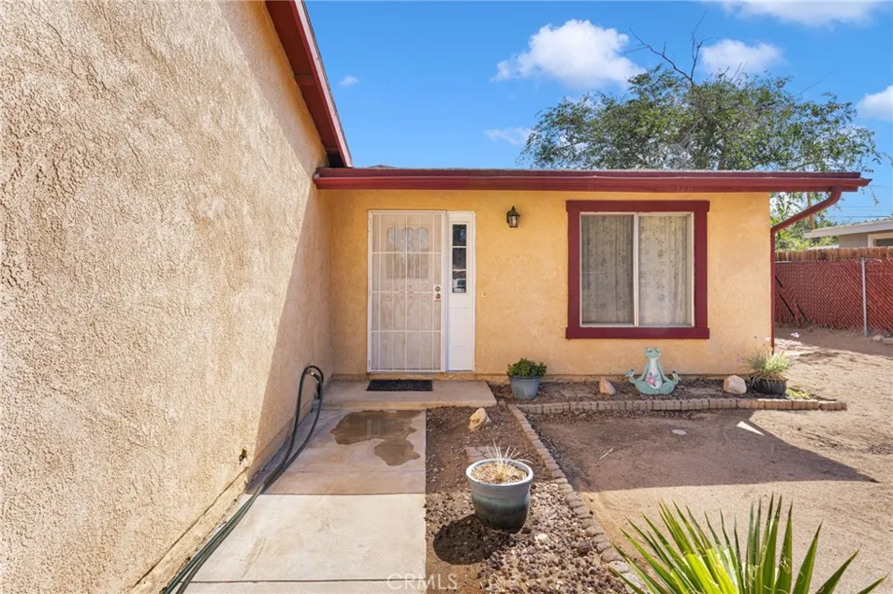 16165 Pine Hesperia, CA 92345