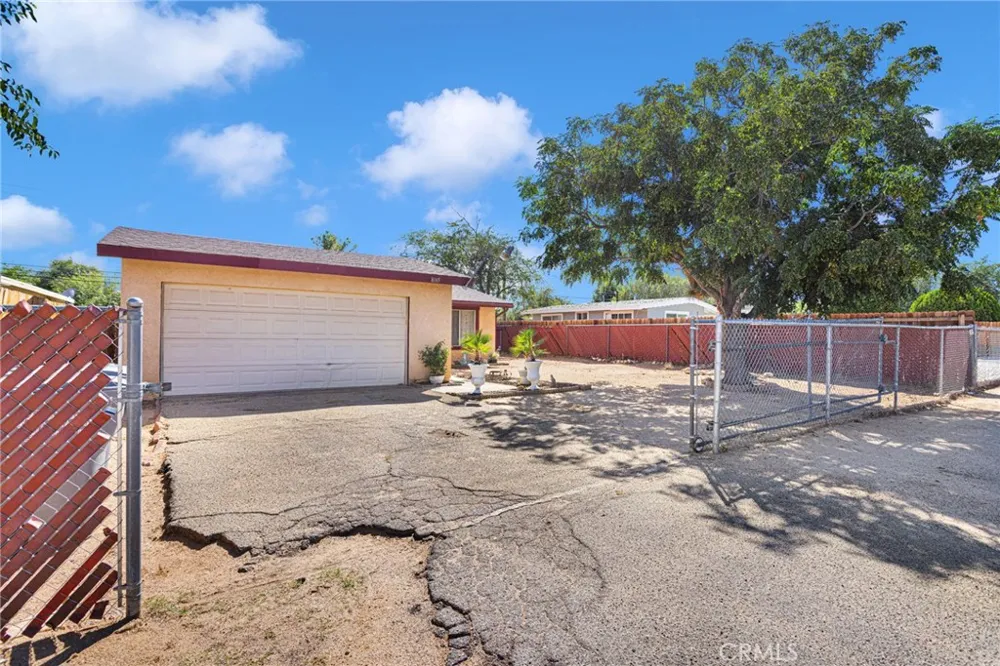 16165 Pine Hesperia, CA 92345