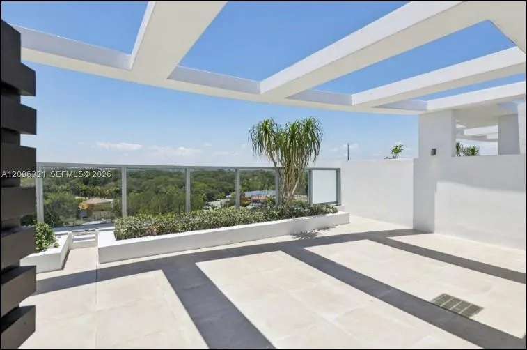 13800 Highland Dr #PH02 North Miami Beach, FL 33181