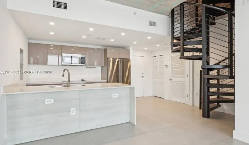 13800 Highland Dr #PH02 North Miami Beach, FL 33181