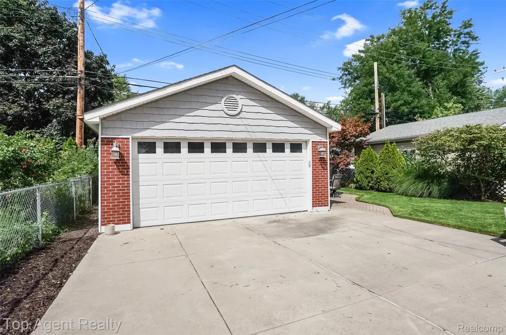 555 Selfridge Boulevard Clawson City, MI 48017