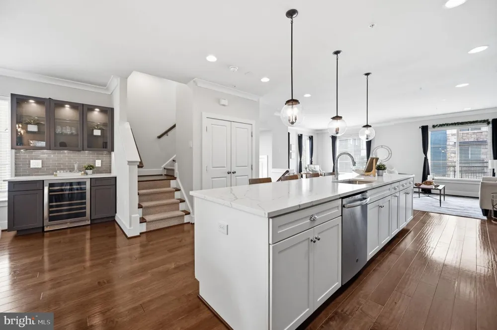 2874 LOWEN ROAD Alexandria, VA 22303