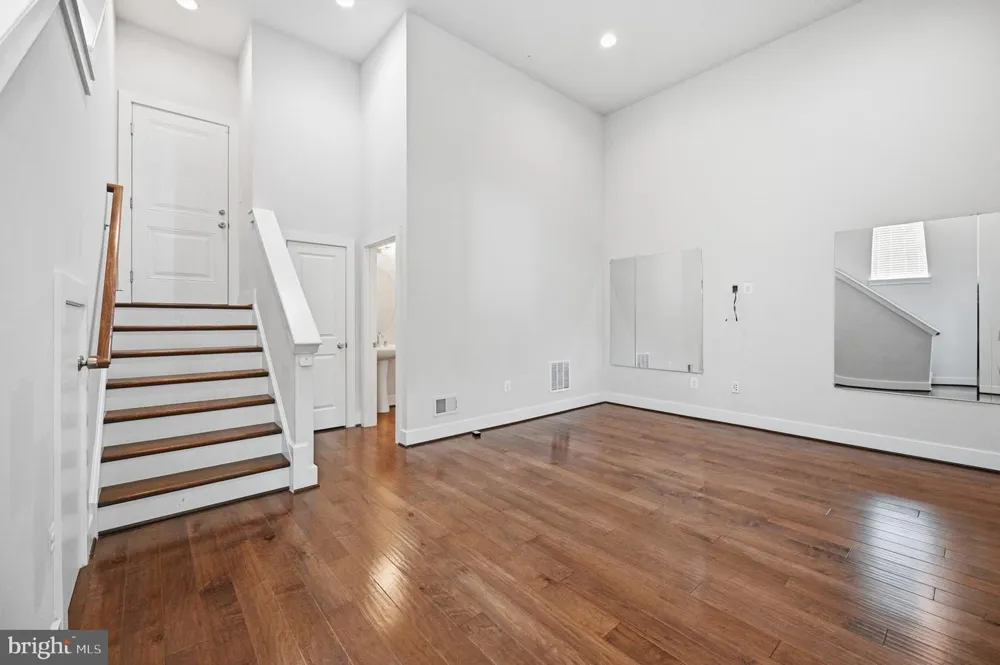 2874 LOWEN ROAD Alexandria, VA 22303