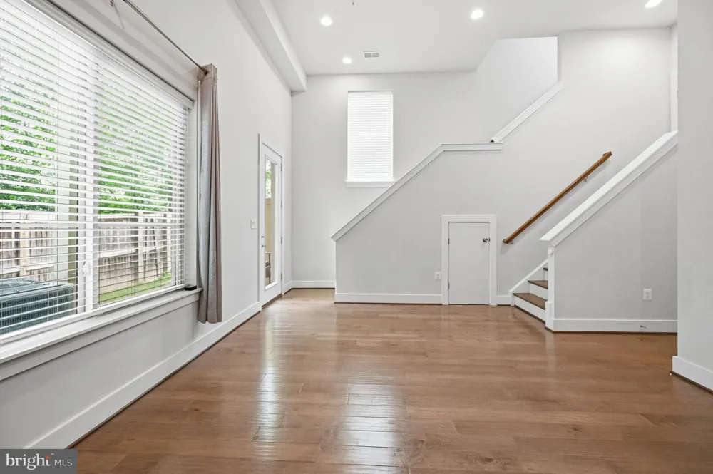 2874 LOWEN ROAD Alexandria, VA 22303
