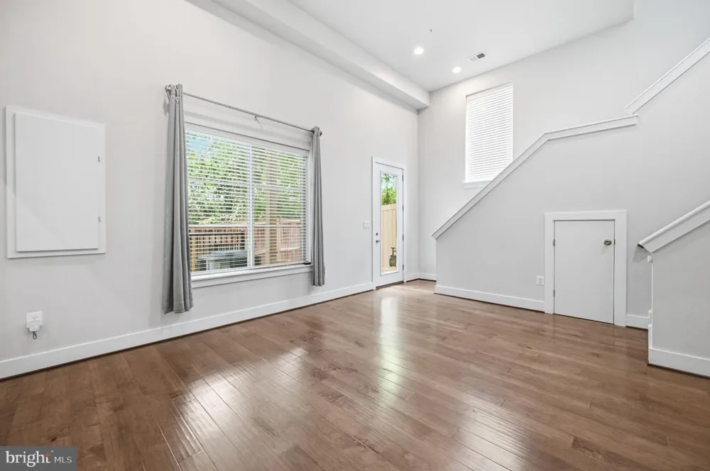 2874 LOWEN ROAD Alexandria, VA 22303