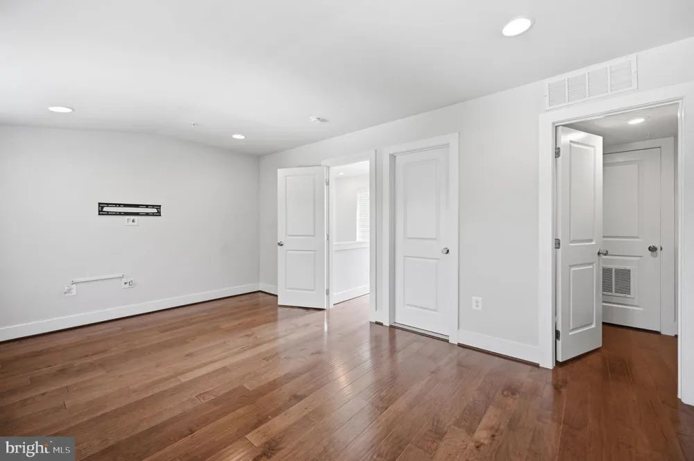 2874 LOWEN ROAD Alexandria, VA 22303