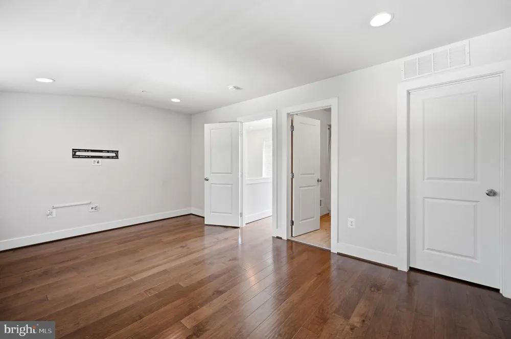 2874 LOWEN ROAD Alexandria, VA 22303