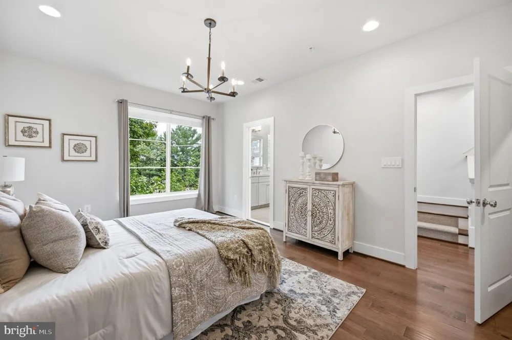 2874 LOWEN ROAD Alexandria, VA 22303
