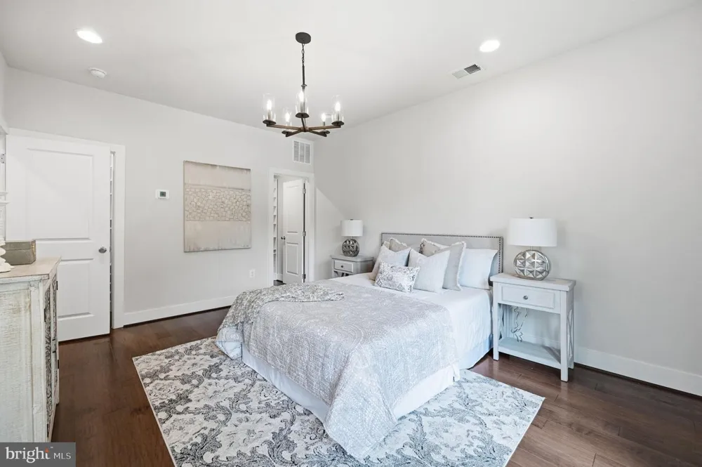 2874 LOWEN ROAD Alexandria, VA 22303