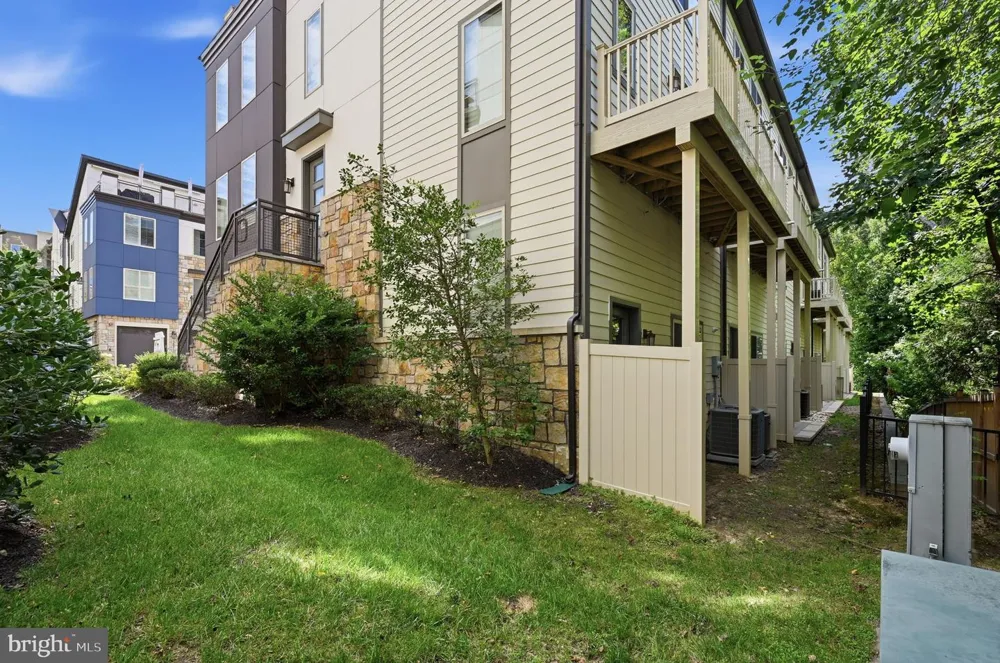 2874 LOWEN ROAD Alexandria, VA 22303