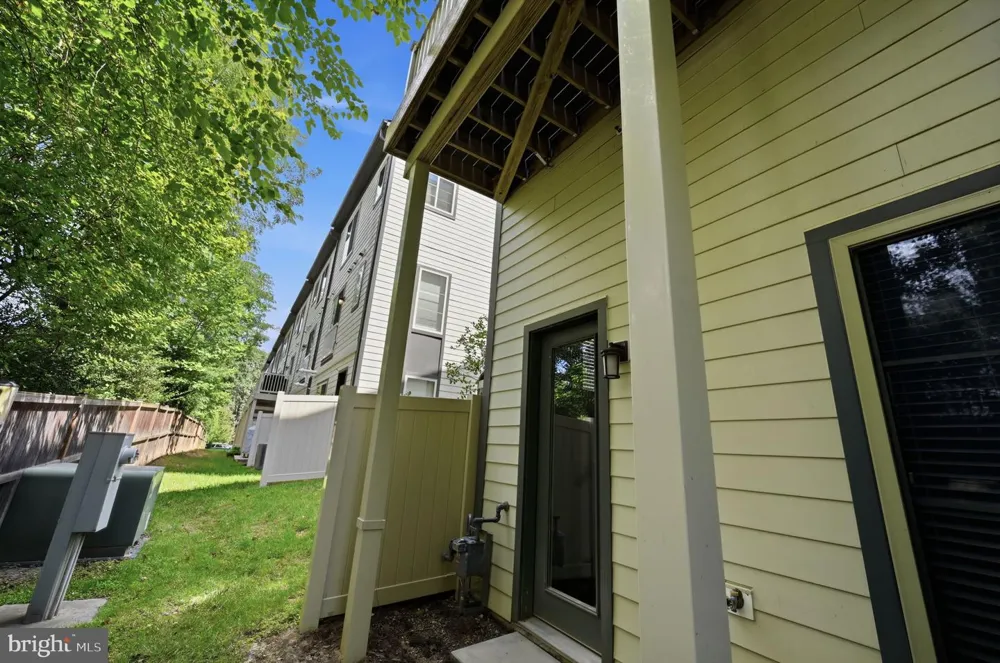 2874 LOWEN ROAD Alexandria, VA 22303