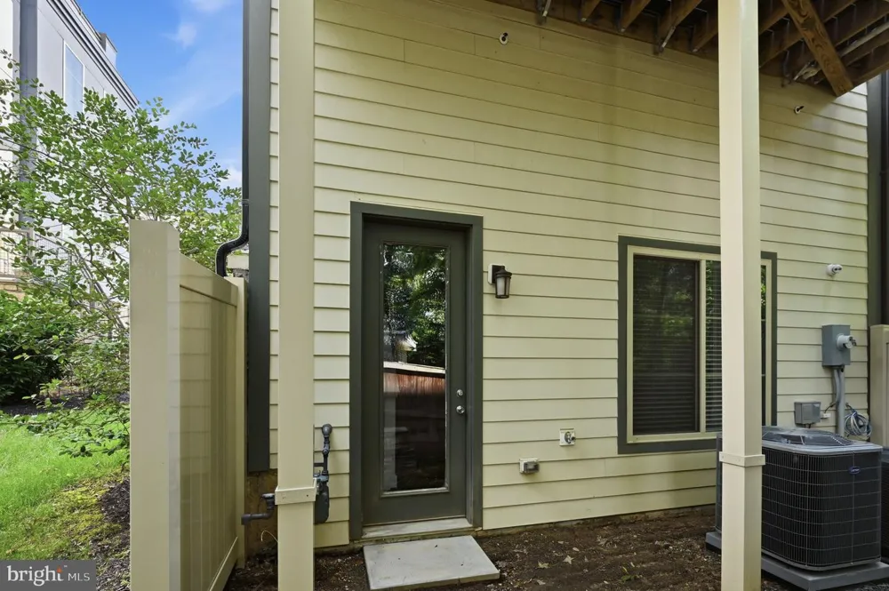 2874 LOWEN ROAD Alexandria, VA 22303