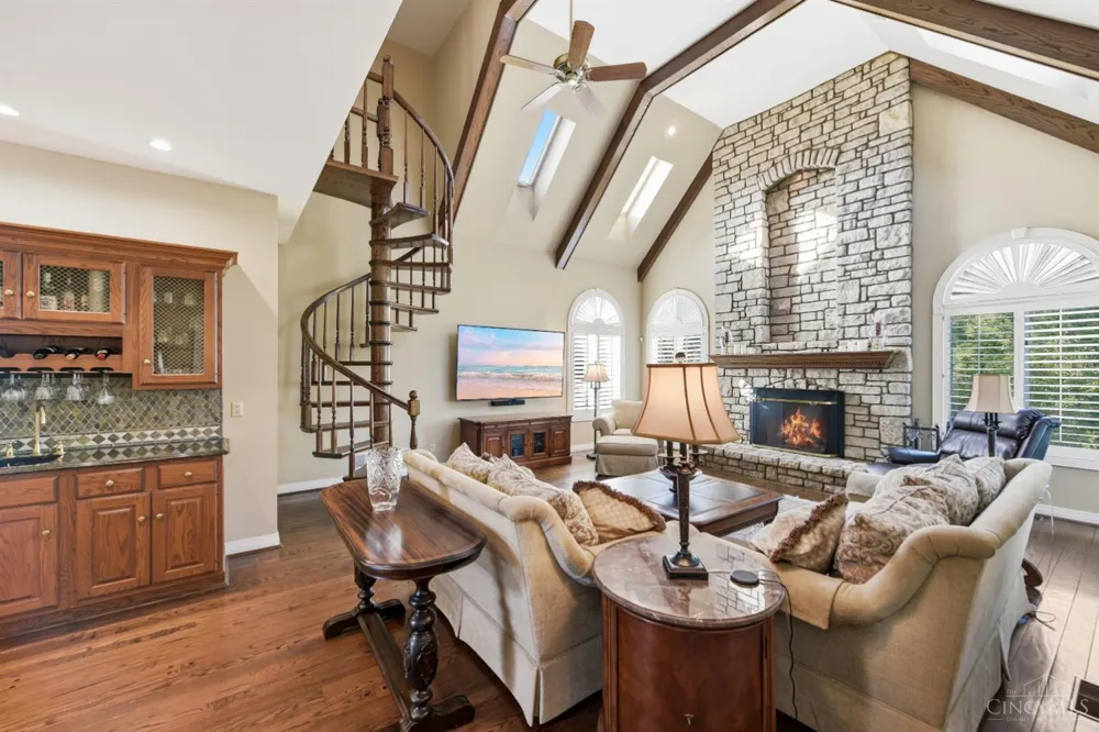5595 Boomer Road Cincinnati, OH 45247
