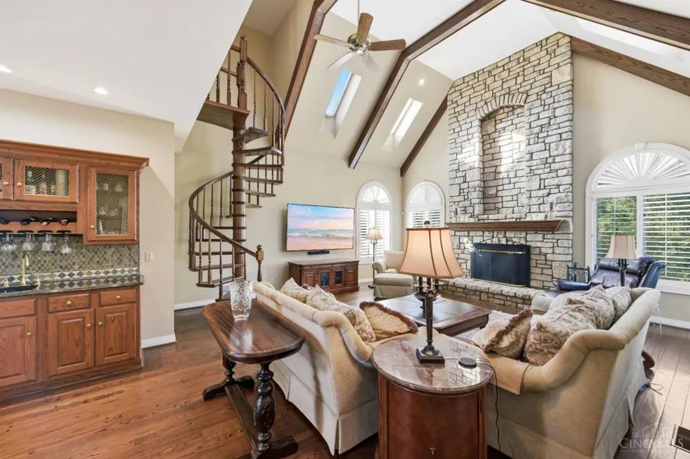 5595 Boomer Road Cincinnati, OH 45247