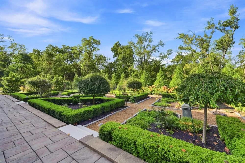 5595 Boomer Road Cincinnati, OH 45247