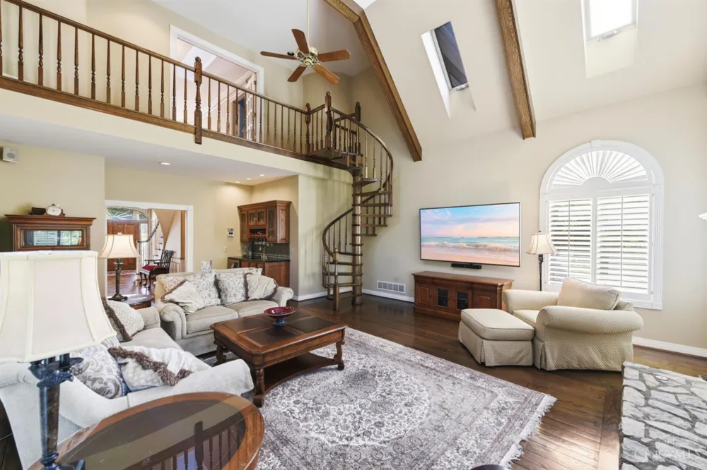 5595 Boomer Road Cincinnati, OH 45247