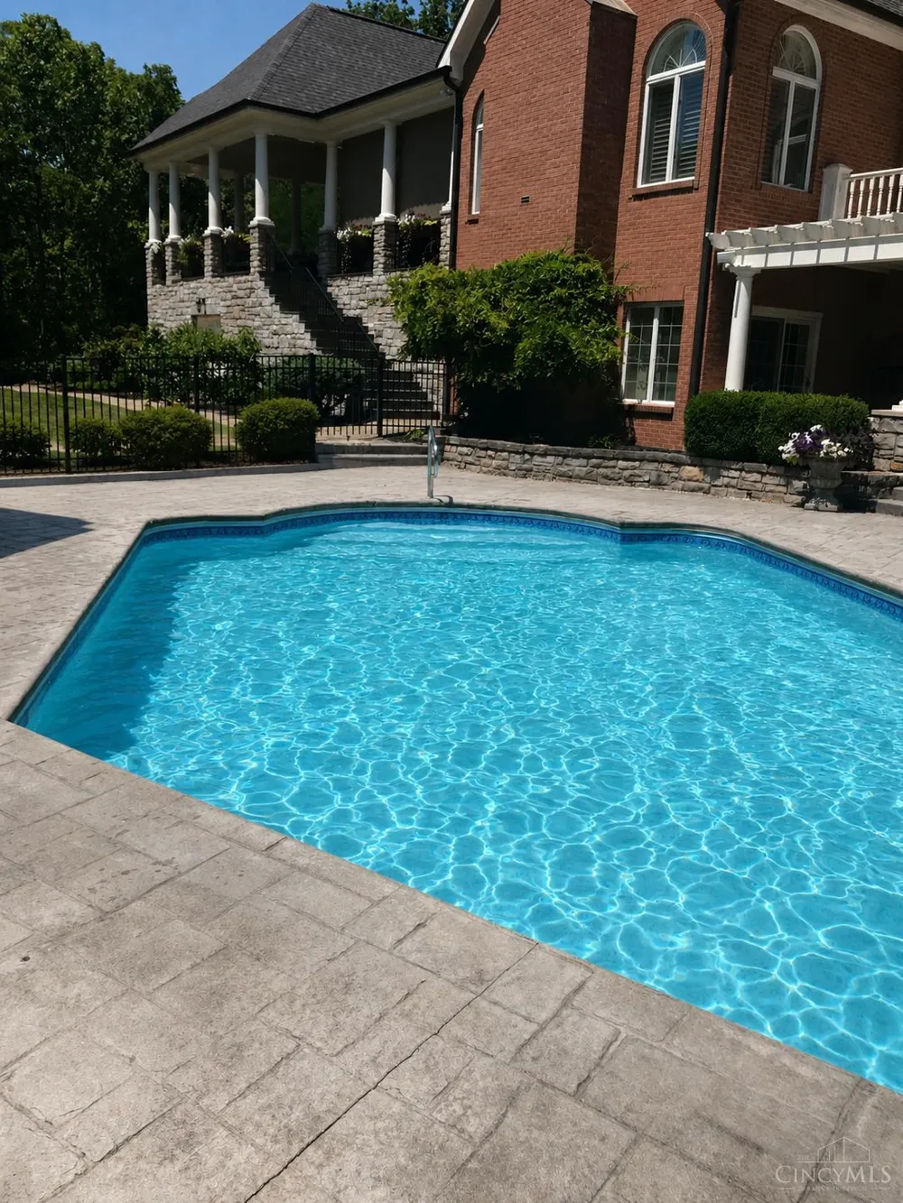 5595 Boomer Road Cincinnati, OH 45247